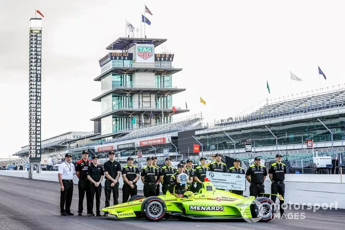 Premio NTT P1 y ganador de la pole Simon Pagenaud, el equipo Penske Chevrolet posa con su equipo para las fotos de primera fila.