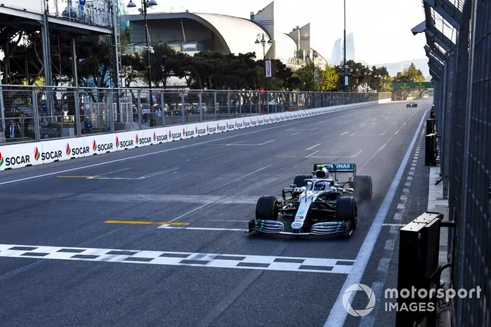 Ganador Valtteri Bottas, Mercedes AMG F1 cruza la meta