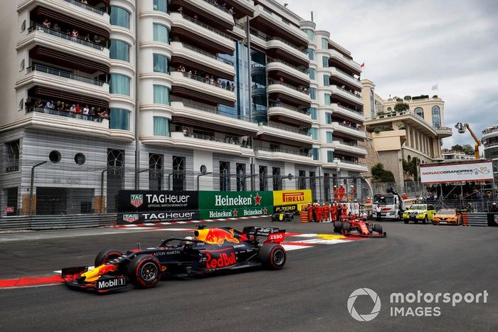 Max Verstappen, Red Bull Racing RB15, Sebastian Vettel, Ferrari SF90, y Daniel Ricciardo, Renault R.S.19