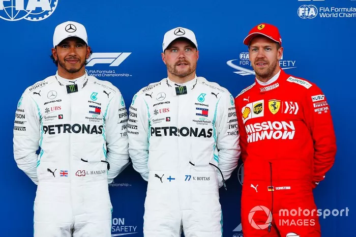 Ganador de la pole Valtteri Bottas, Mercedes AMG F1, segundo Lewis Hamilton, Mercedes AMG F1 y tercero Sebastian Vettel, Ferrari