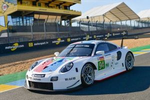 Автомобиль Porsche 911 RSR (№94) команды Porsche GT Team