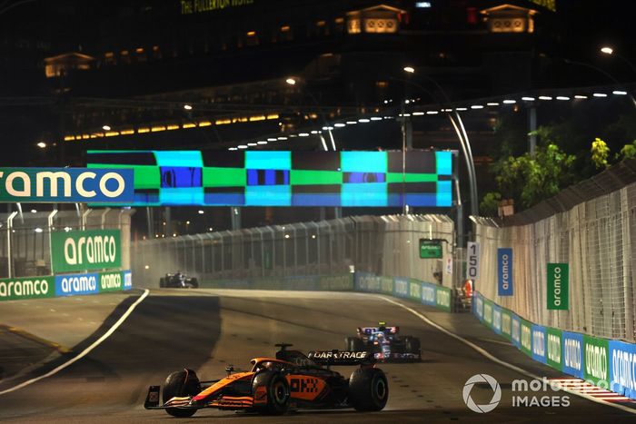 Daniel Ricciardo, McLaren MCL36, Esteban Ocon, Alpine A522