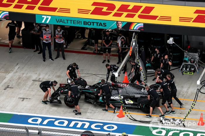 Lewis Hamilton, Mercedes F1 W11, en pit lane