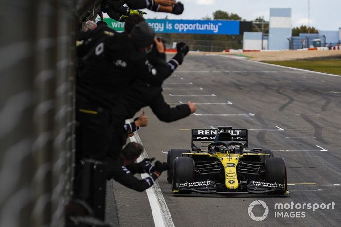 Daniel Ricciardo, Renault F1, 3ª posición, cruza la línea para el deleite de su equipo