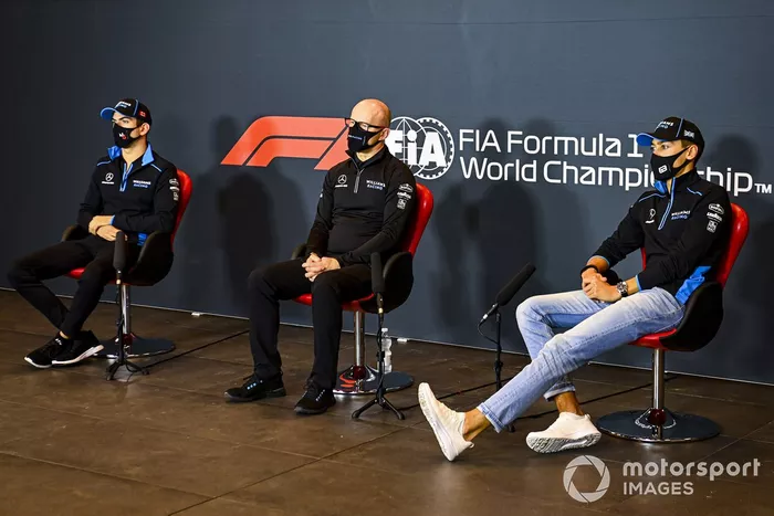 Nicholas Latifi, Williams Racing, Simon Roberts, director del equipo en funciones, Williams Racing, y George Russell, Williams Racing, en la conferencia de prensa