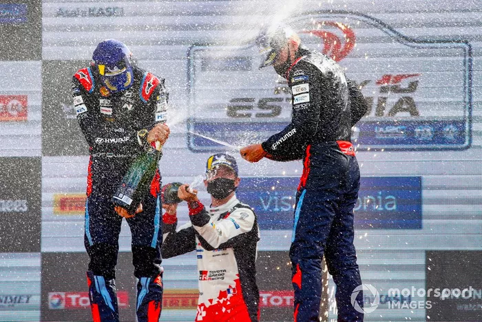 Podio: ganadores Ott Tänak, Martin Järveoja, Hyundai Motorsport, Sébastien Ogier, Toyota Gazoo Racing