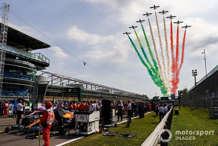 El equipo de exhibición acrobática de la Fuerza Aérea Italiana, Frecce Tricolori, exhibe sobre la parrilla en los jet Aermacchi MB339A