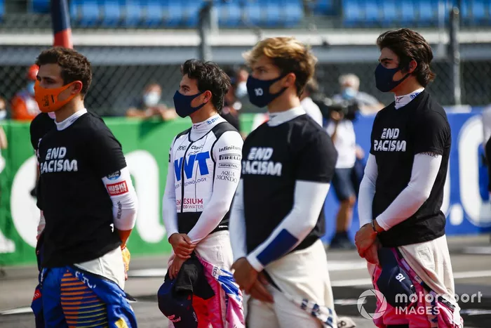 Lando Norris, McLaren, Sergio Pérez, Racing Point, Pierre Gasly, AlphaTauri, y Lance Stroll, Racing Point, en la parrilla antes de la salida