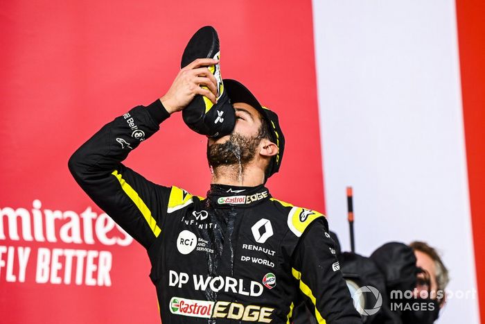 Podio: tercer lugar Daniel Ricciardo, Renault F1 celebra tomando desde un zapato