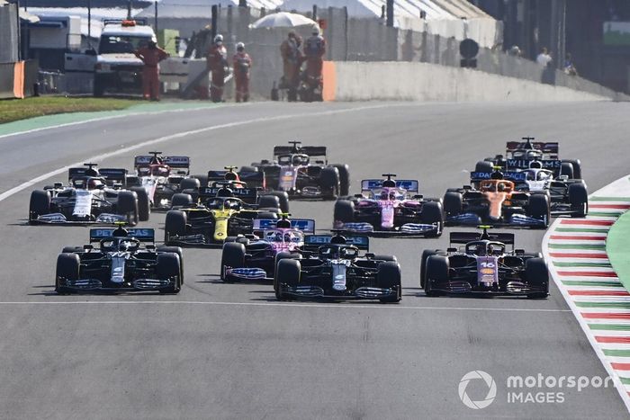 Lewis Hamilton, Mercedes F1 W11, Valtteri Bottas, Mercedes F1 W11, Lance Stroll, Racing Point RP20 e Charles Leclerc, Ferrari SF1000 battaglia alla ripartenza