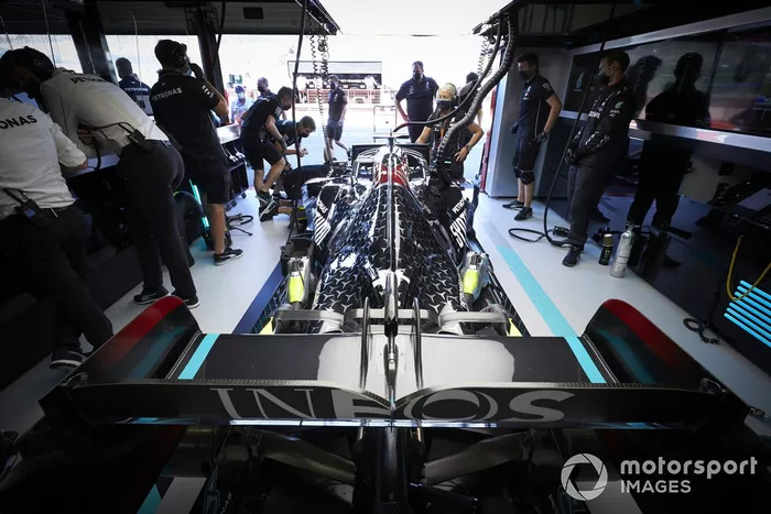 Vettura di Lewis Hamilton, Mercedes F1 W11, in garage