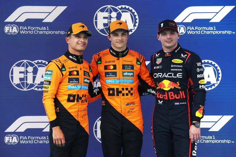 Oscar Piastri, McLaren, Lando Norris, McLaren, Max Verstappen, Red Bull Racing, en pole position.