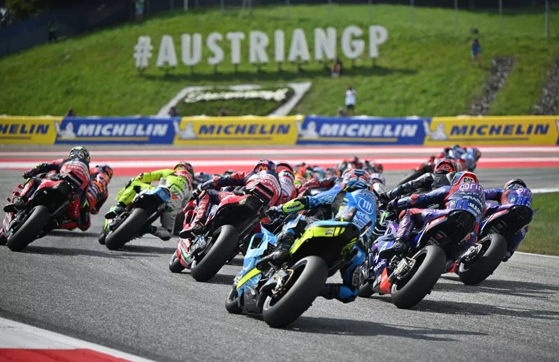 Les coureurs prennent le départ de la course de vitesse