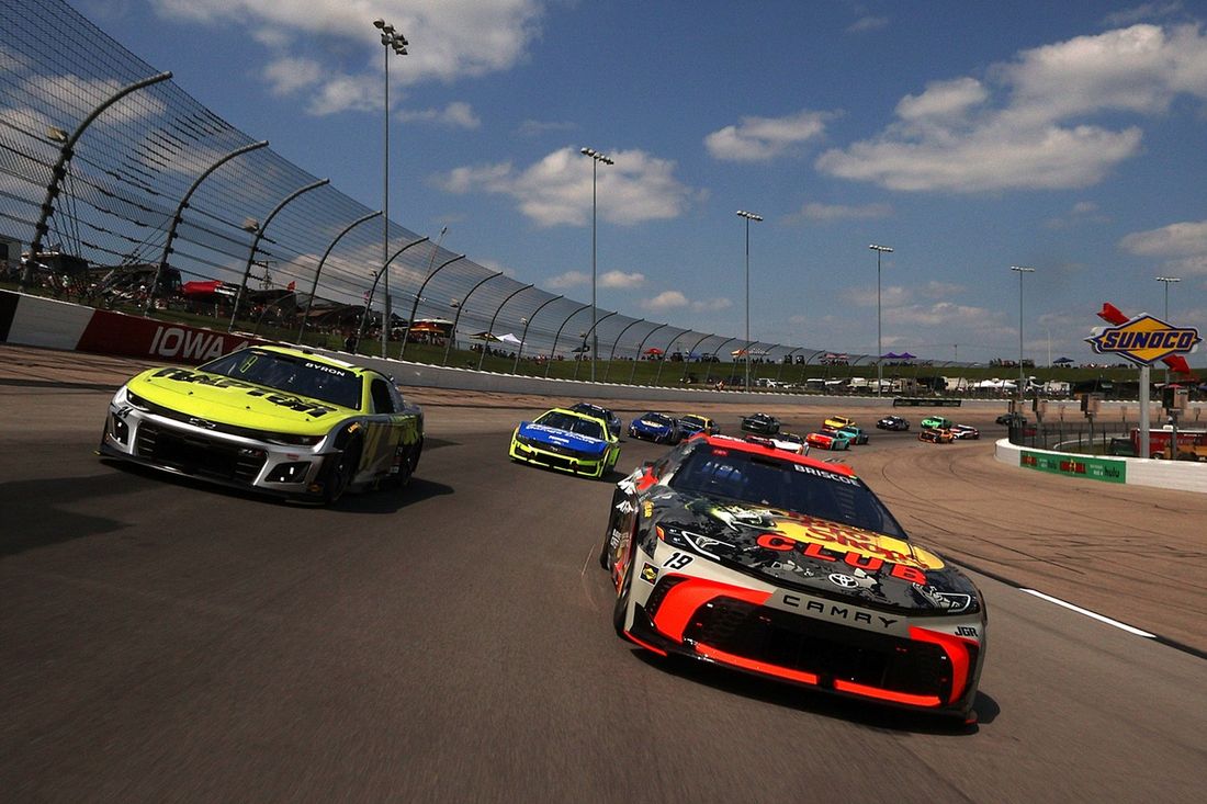 Chase Briscoe, Joe Gibbs Racing Toyota, William Byron, Hendrick Motorsports Chevrolet