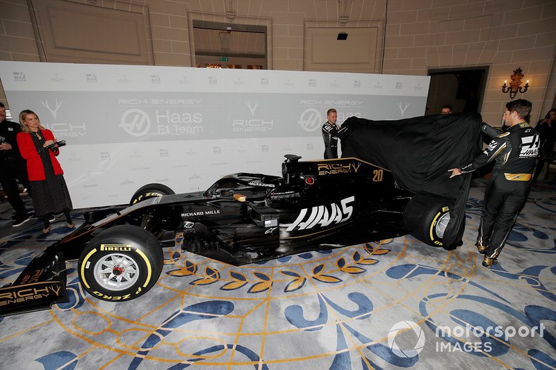 Romain Grosjean, Haas F1 Team e Kevin Magnussen, Haas F1 Team, svelano la nuova livrea sulla VF-18 del Team Haas F1