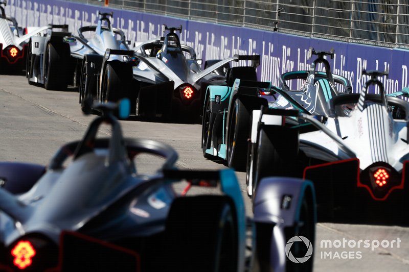 Mitch Evans, Jaguar Racing, Jaguar I-Type 3, in mezzo a un trenino di auto