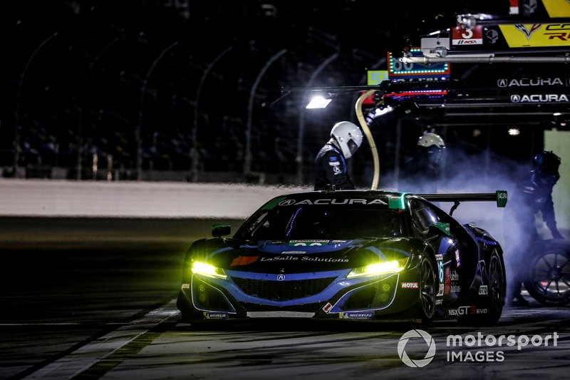 #86 Meyer Shank Racing w/ Curb-Agajanian Acura NSX GT3, GTD: Mario Farnbacher, Trent Hindman, Justin Marks, AJ Allmendinger, pit stop