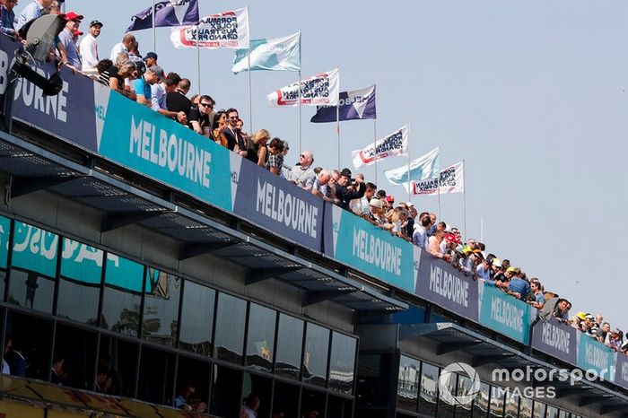 Los aficionados disfrutan de la acción