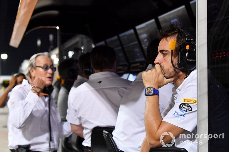 Fernando Alonso en el muro de McLaren 