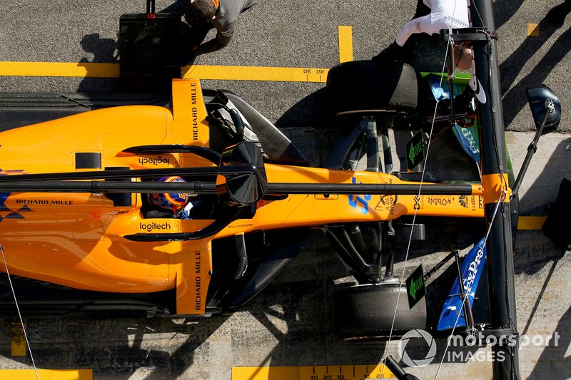 Carlos Sainz Jr., McLaren MCL34, s'arrête à son stand