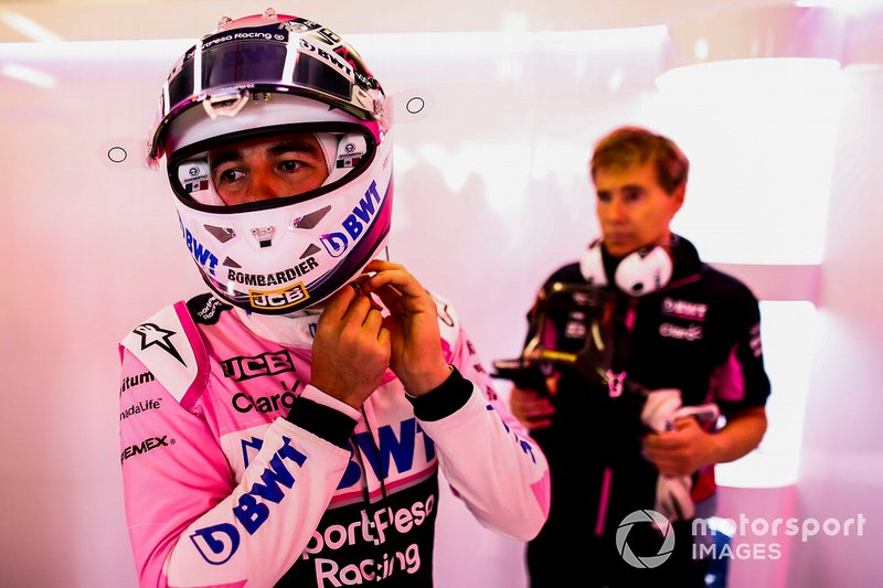Sergio Perez, Racing Point, si allaccia il casco