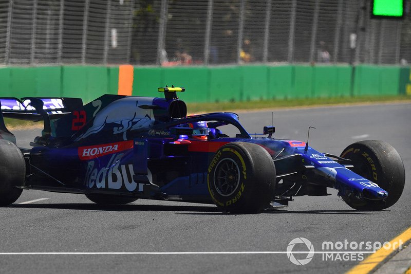 Alexander Albon, Toro Rosso STR14, va in testacoda e danneggia l'ala anteriore 