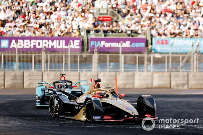 Jean-Eric Vergne, DS TECHEETAH, DS E-Tense FE19 precede Mitch Evans, Panasonic Jaguar Racing, Jaguar I-Type 3 