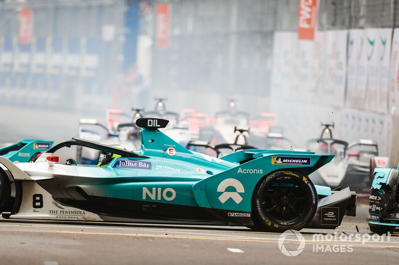 Nelson Piquet Jr., Panasonic Jaguar Racing, Jaguar I-Type 3 arriva al posteriore di Tom Dillmann, NIO Formula E Team, NIO Sport 004