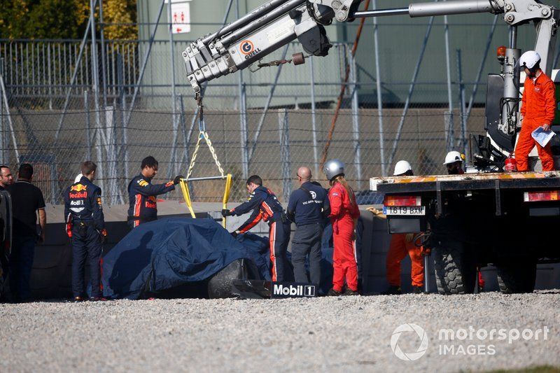 O RB15 de Gasly foi guinchado após bater na barreira de pneus
