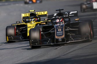 Romain Grosjean, Haas F1 Team VF-19, voor Nico Hulkenberg, Renault R.S. 19