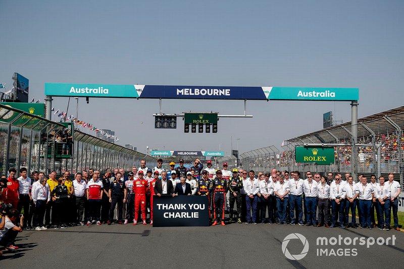 Pilotlar, Takım Elemanları ve FIA görevlileri, Charlie Whiting, FIA Yarış Direktörü anısına saygı duruşunda
