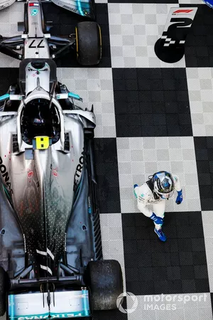 Le vainqueur Valtteri Bottas, Mercedes AMG W10 dans le Parc Fermé