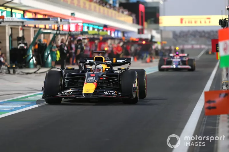 Max Verstappen, Red Bull Racing RB20, dans la voie des stands 