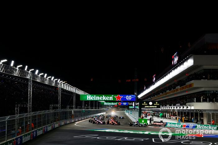 George Russell, Mercedes F1 W15, Carlos Sainz, Ferrari SF-24, Pierre Gasly, Alpine A524, lejos en la salida.