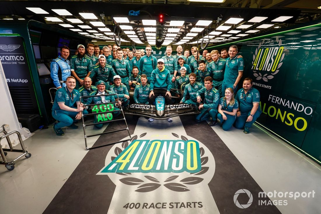 Fernando Alonso, Aston Martin F1 Team, obchody 400. Grand Prix zespołu w garażu 