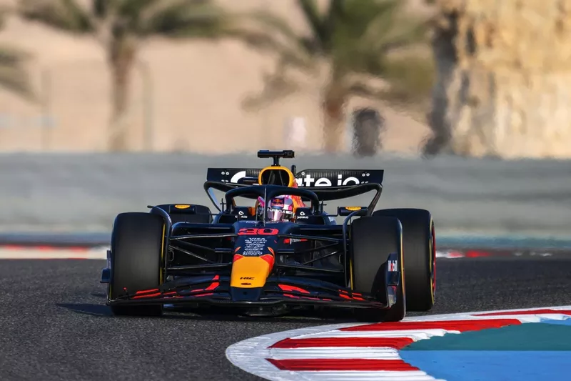 Max Verstappen, Red Bull Racing RB21, roulage