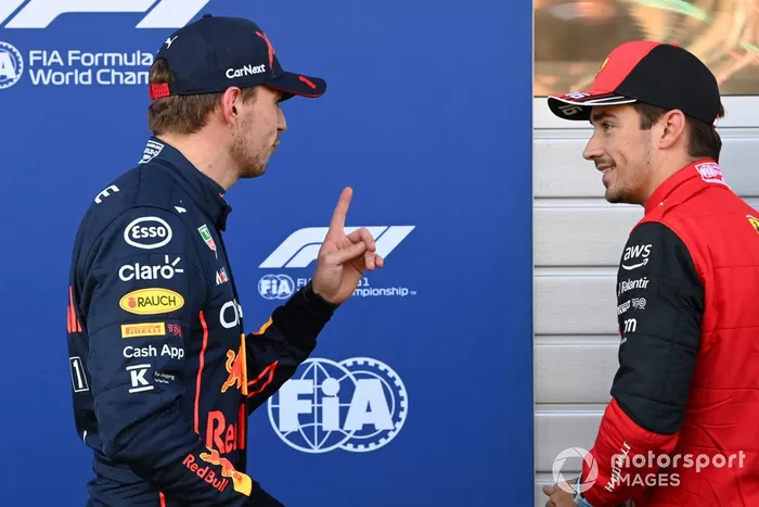 Ganador de la pole, Max Verstappen, de Red Bull Racing, habla con Charles Leclerc, de Ferrari