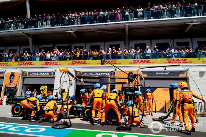 Daniel Ricciardo, McLaren MCL36, hace una parada en boxes
