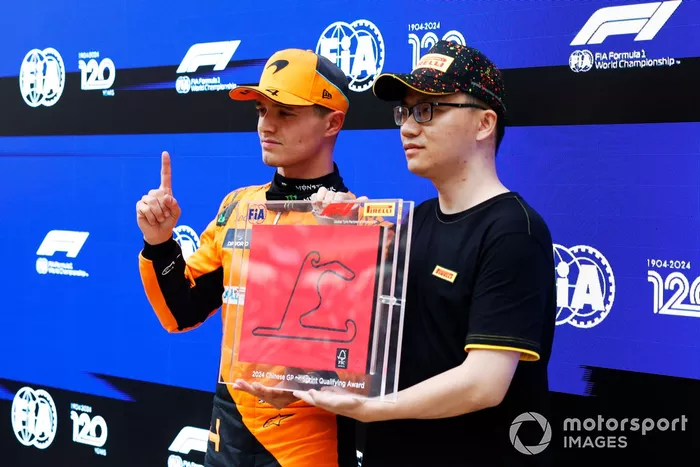 Lando Norris, McLaren F1 Team, reçoit son Pirelli Sprint Qualifying Award.