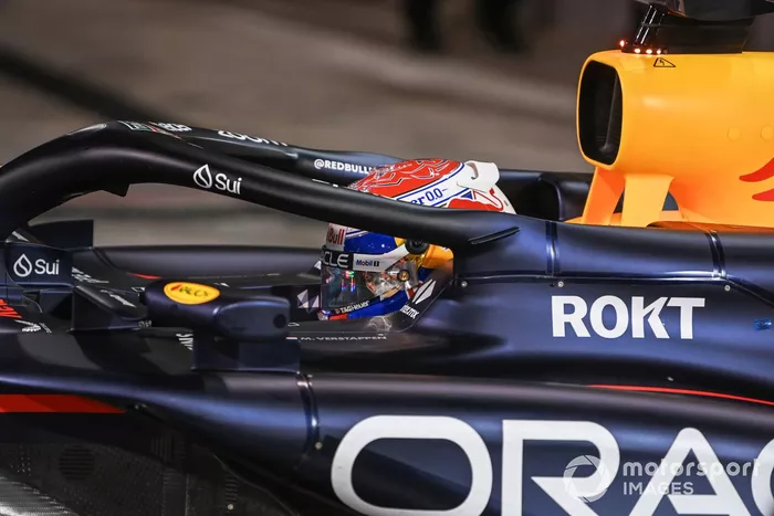 Le poleman Max Verstappen, Red Bull Racing RB20, gare sa voiture dans le Parc Ferme après les qualifications.