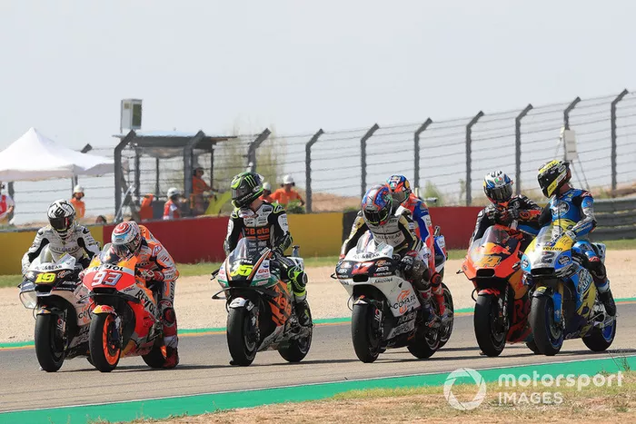 Marc Márquez, Repsol Honda Team, Cal Crutchlow, Team LCR Honda, practican una arrancada