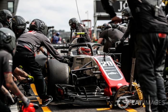 Kevin Magnussen, Haas F1 Team VF-18 pit stop