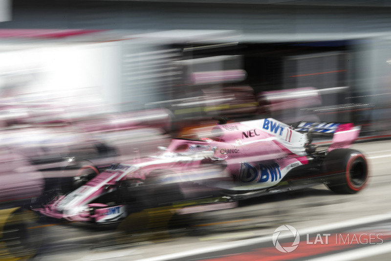 Sergio Perez, Racing Point Force India VJM11, makes a pit stop