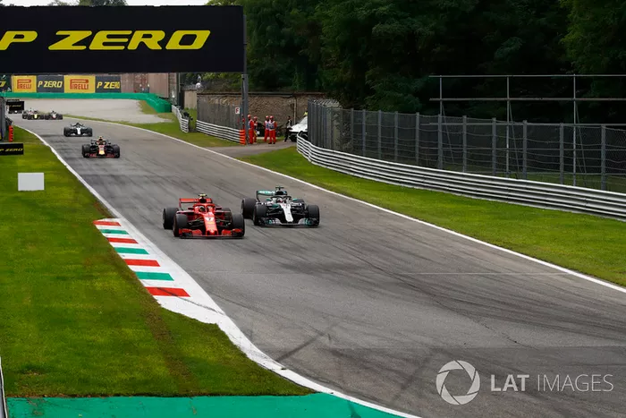 Kimi Raikkonen, Ferrari SF71H y Lewis Hamilton, Mercedes AMG F1 W09 