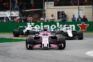 Esteban Ocon, Racing Point Force India VJM11, devant Lance Stroll, Williams FW41, et Sergey Sirotkin, Williams FW41