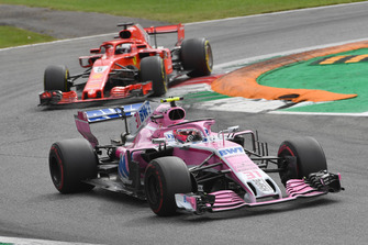 Esteban Ocon, Racing Point Force India VJM11 ve Sebastian Vettel, Ferrari SF71H battle