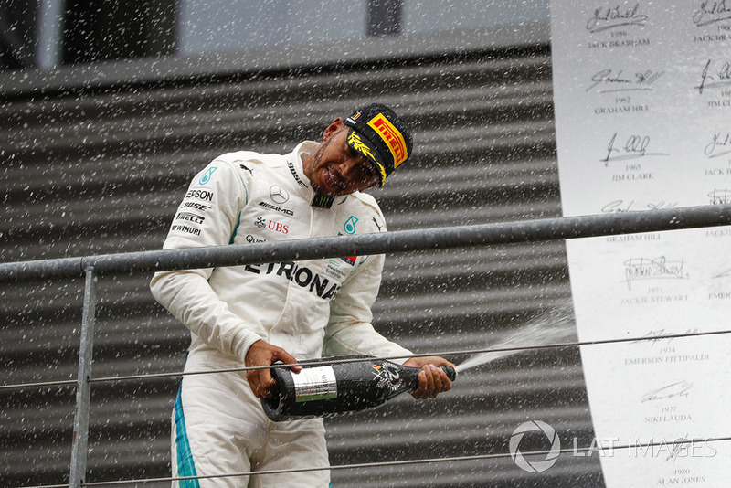 Hamilton, Schumacher'le arayı kapatıyor