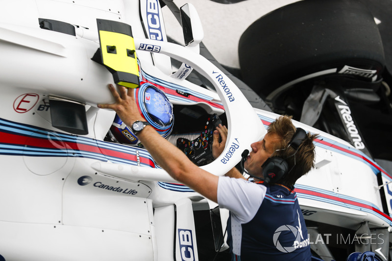 Sergey Sirotkin, Williams FW41, is returned to the garage