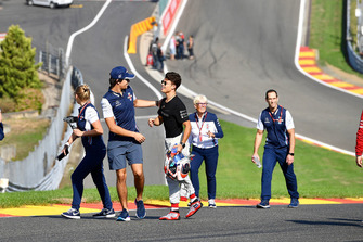 Lance Stroll, Williams Racing walks the track with Nyck De Vries,