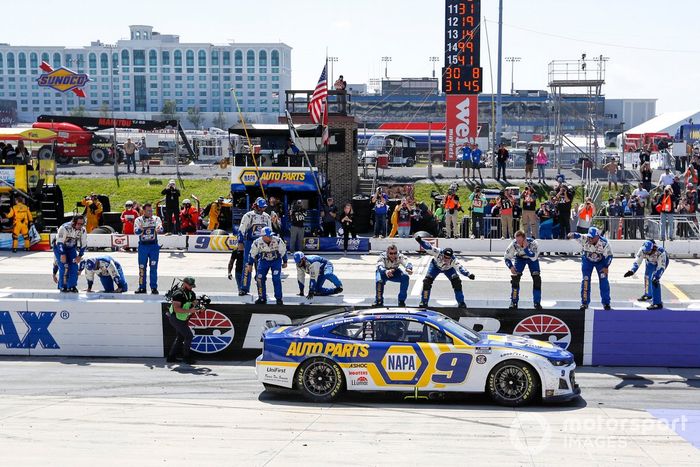 Ganador Chase Elliott, Hendrick Motorsports, NAPA Auto Parts Chevrolet Camaro celebra la victoria en la DuraMAX Drydene 400.